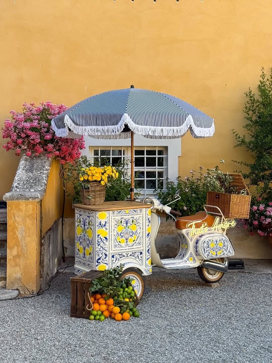 A lemon-decorated gelato cart for the welcome party